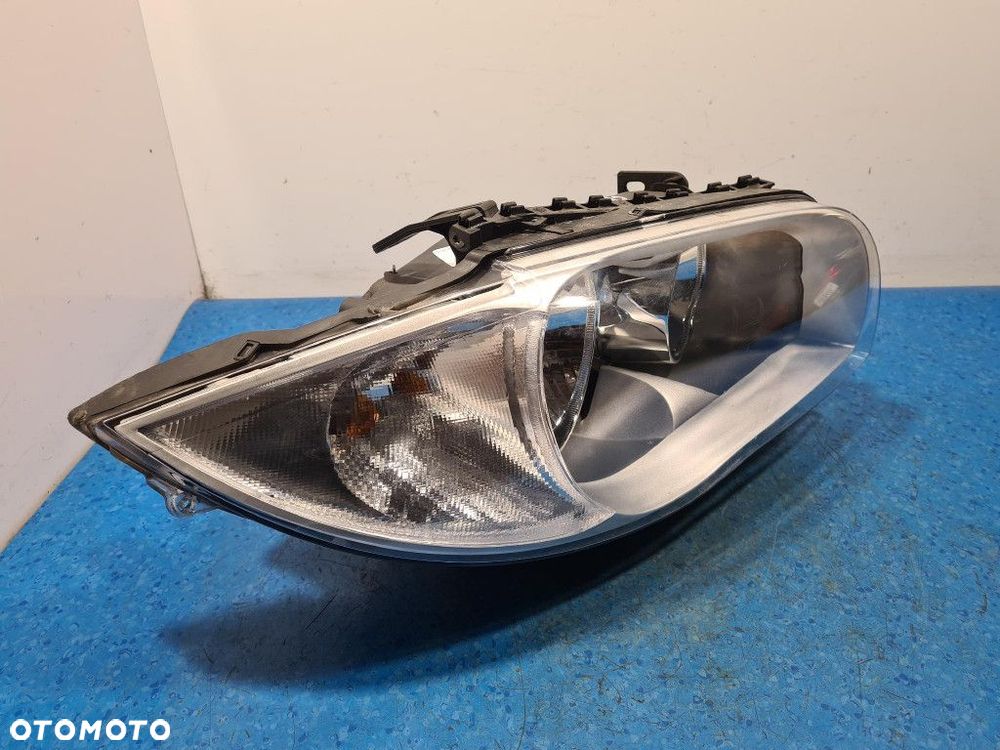BMW 118 E87  REFLEKTOR PRAWY - 2