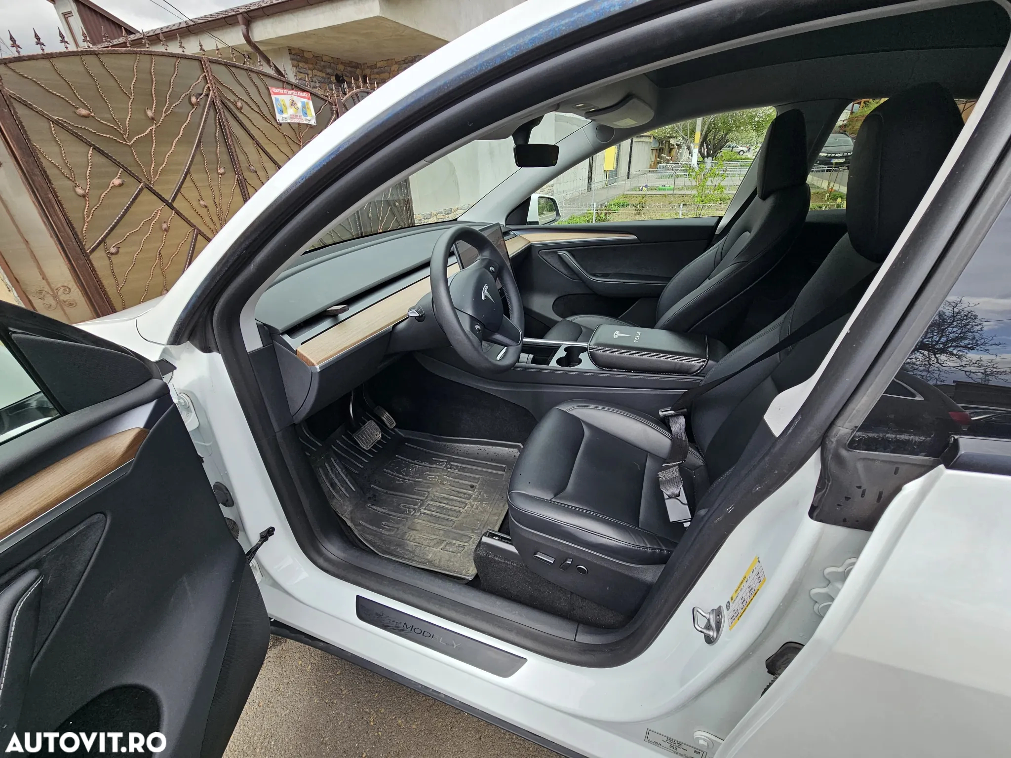 Tesla Model Y Long Range Dual Motor AWD - 16