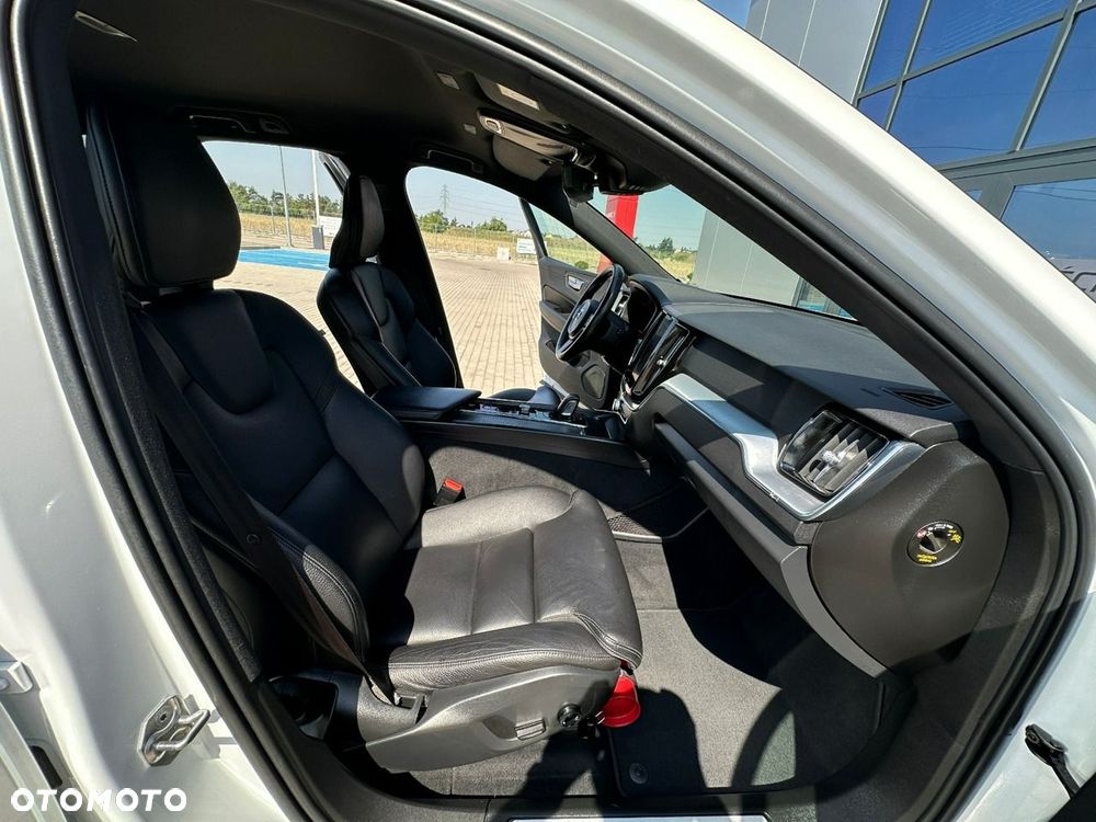 Volvo XC 60 B4 D AWD Geartronic Momentum Pro - 15