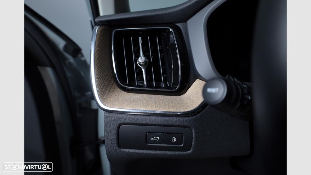 Volvo XC 60 2.0 T6 PHEV Plus Dark AWD - 9