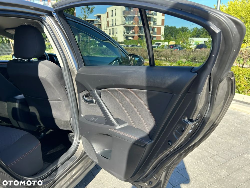Toyota Avensis 1.8 Premium - 17