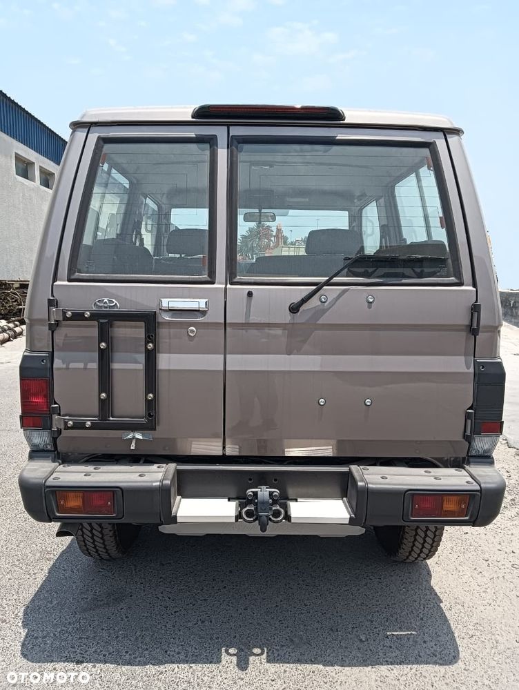 Toyota Land Cruiser - 39
