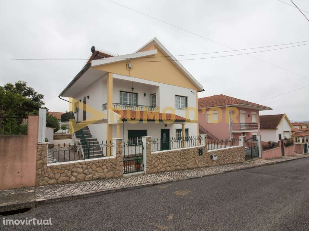 Moradia T3 com Anexo e Terreno de 600 m² na Abrigada - Grande imagem: 3/28