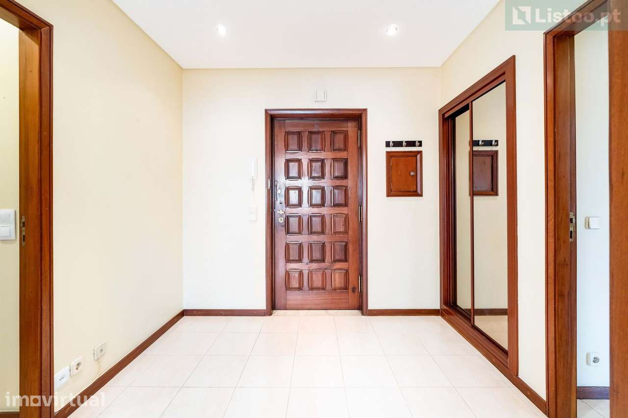 Apartamento T1 Localização Central c/ Varanda e Garagem - Grande imagem: 5/26