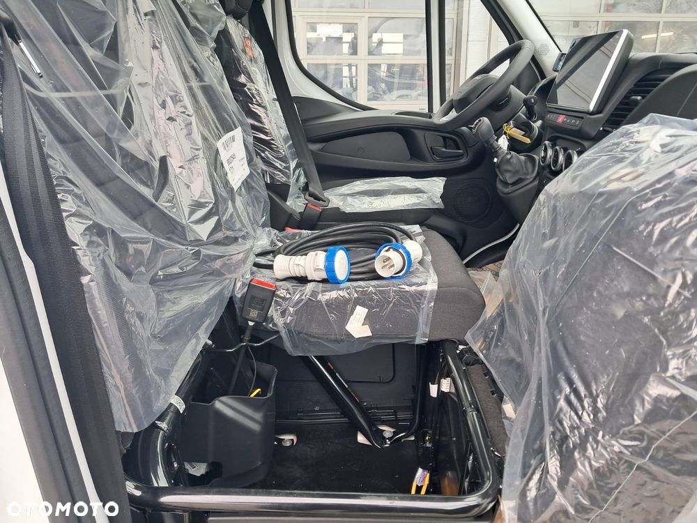 Iveco Daily 35S18 izoterma 8 EP z spojlerem i agregatem - 10