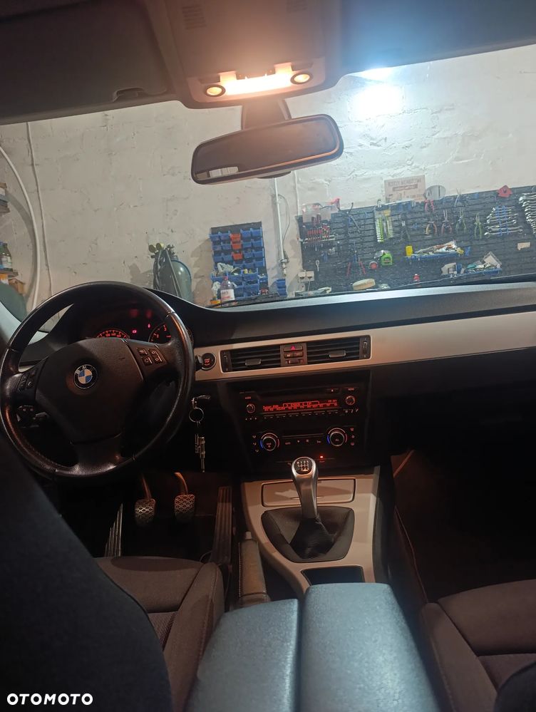 BMW Seria 3 318i - 4