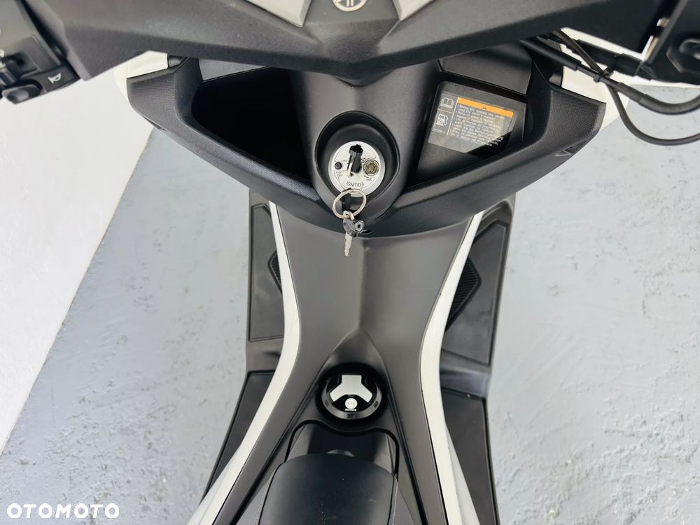 Yamaha NMAX - 18