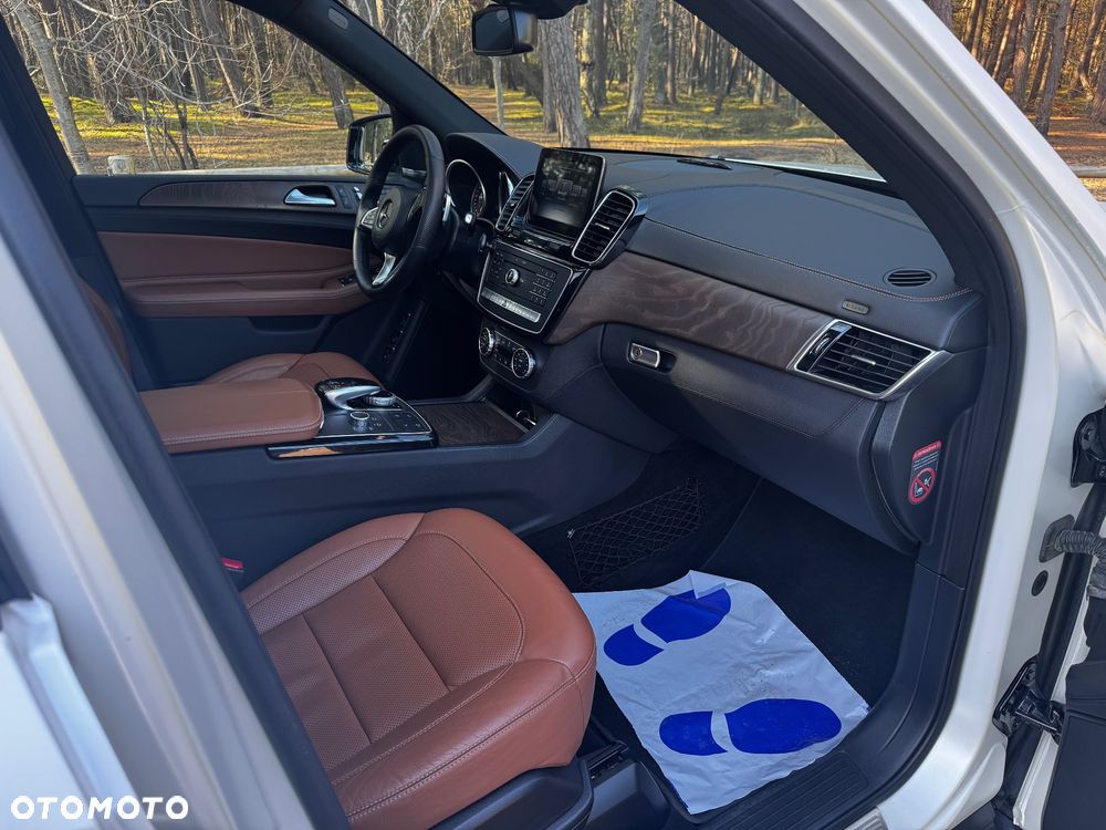 Mercedes-Benz GLS - 27