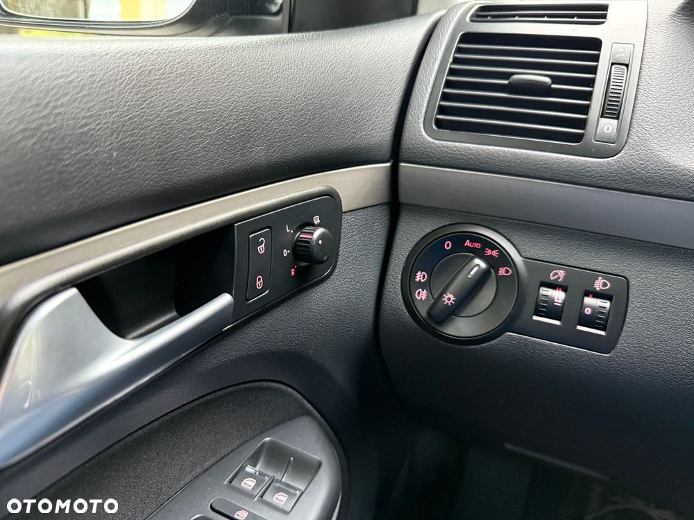 Volkswagen Touran 1.9 TDI DPF Blue Motion United - 11