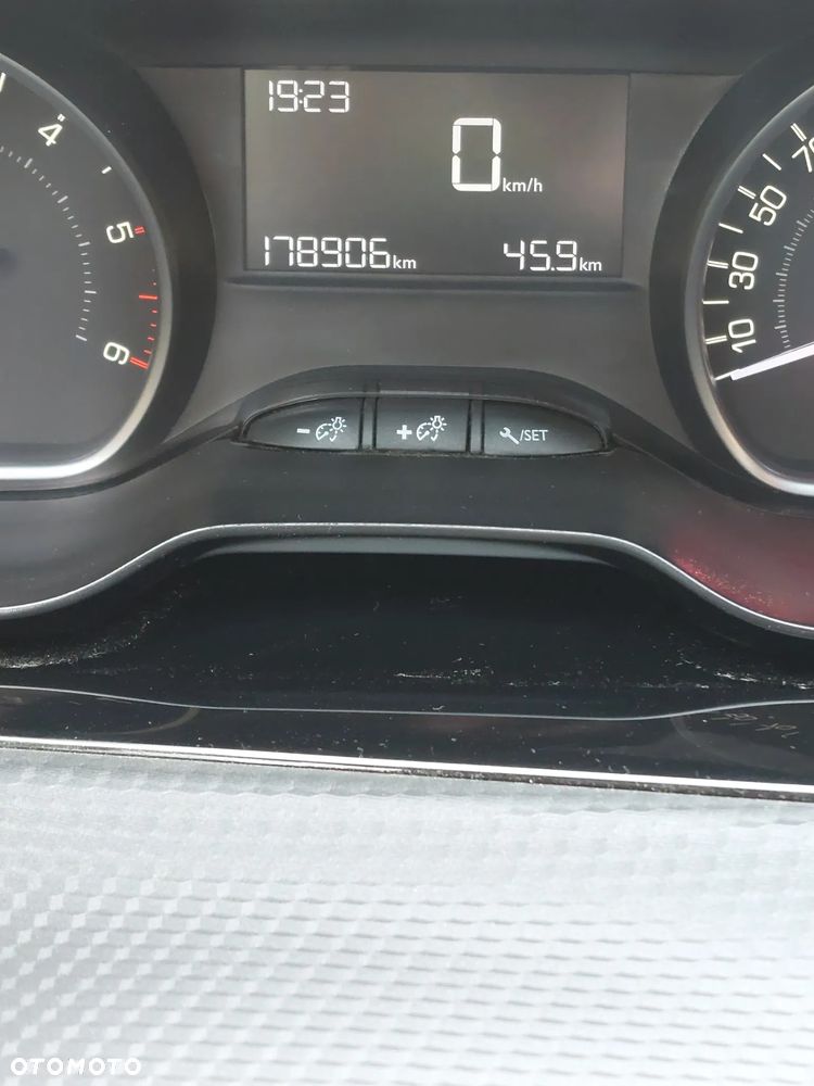 Peugeot 2008 - 12