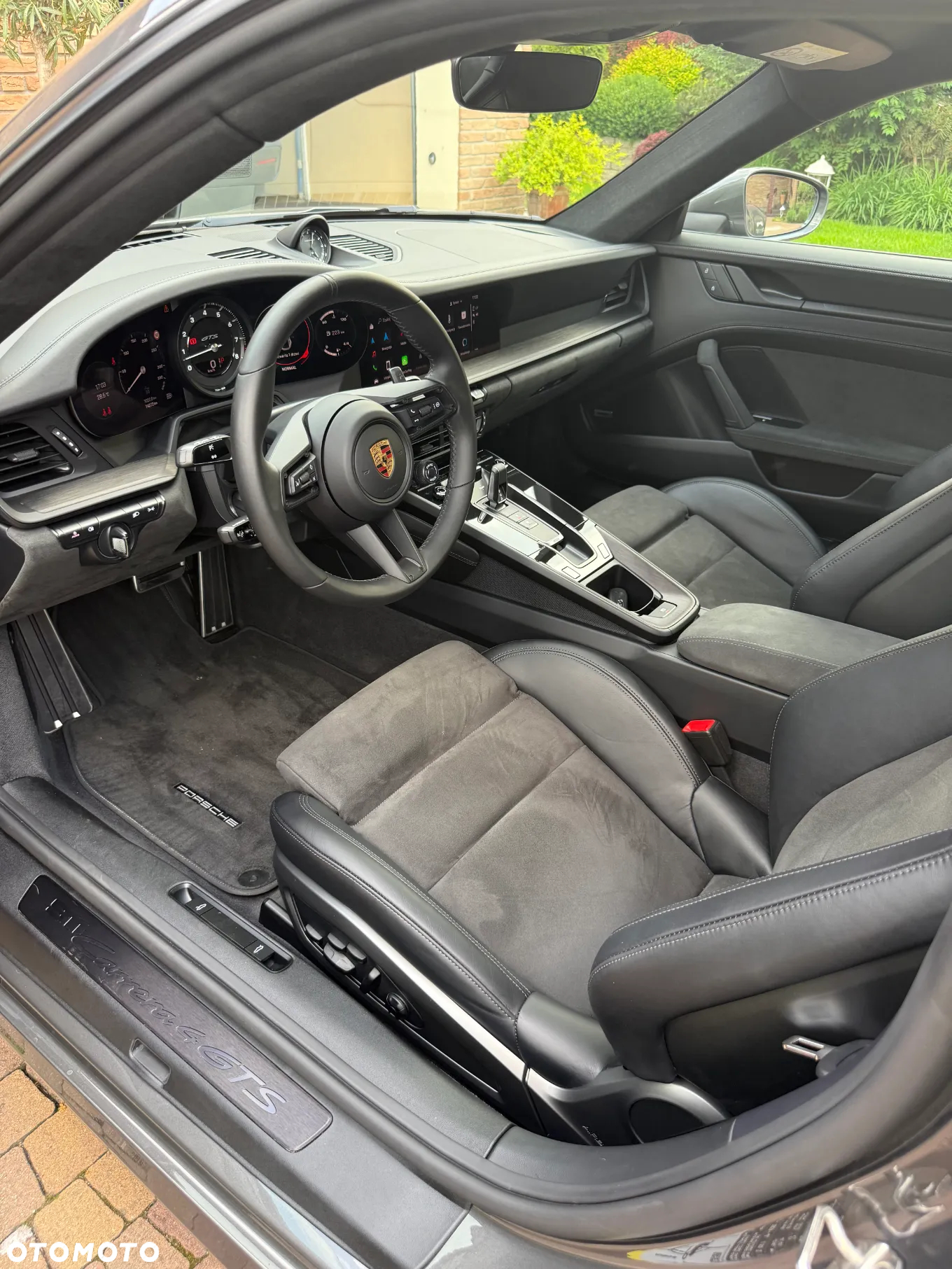 Porsche 911 Carrera 4 GTS - 10