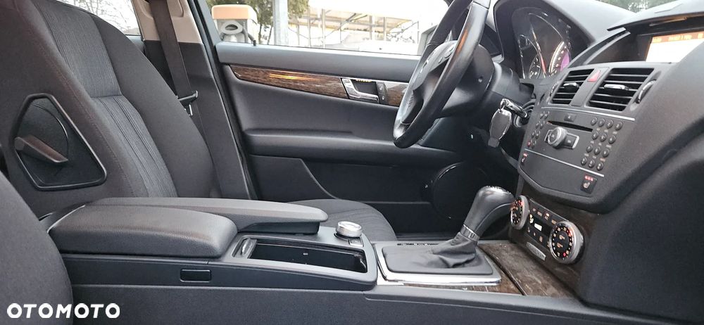 Mercedes-Benz Klasa C 180 T CGI Automatik BlueEFFICIENCY Avantgarde - 28