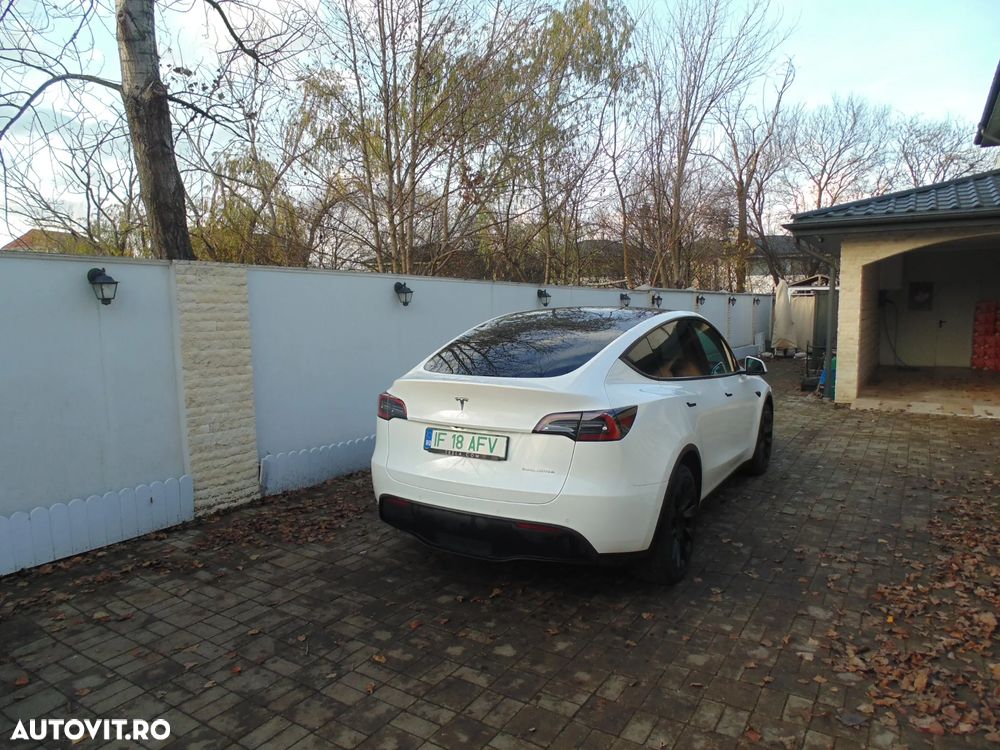 Tesla Model Y - 4