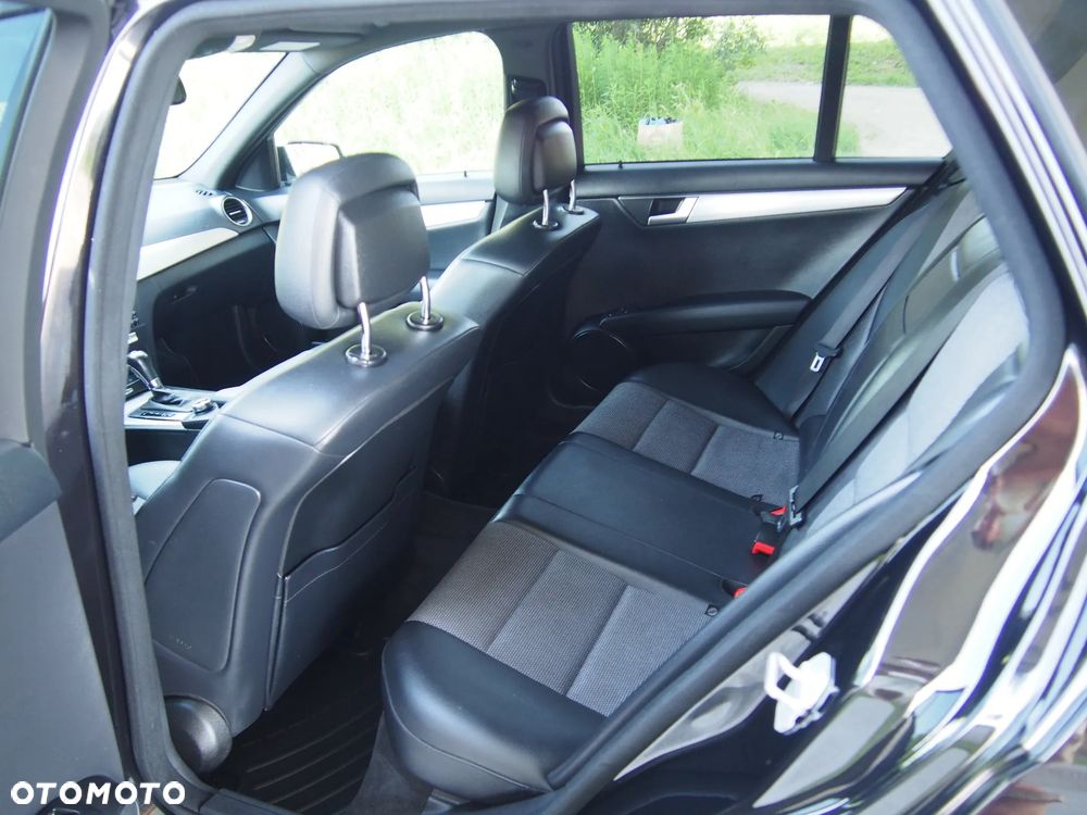 Mercedes-Benz Klasa C 220 CDI DPF (BlueEFFICIENCY) 7G-TRONIC Avantgarde - 23