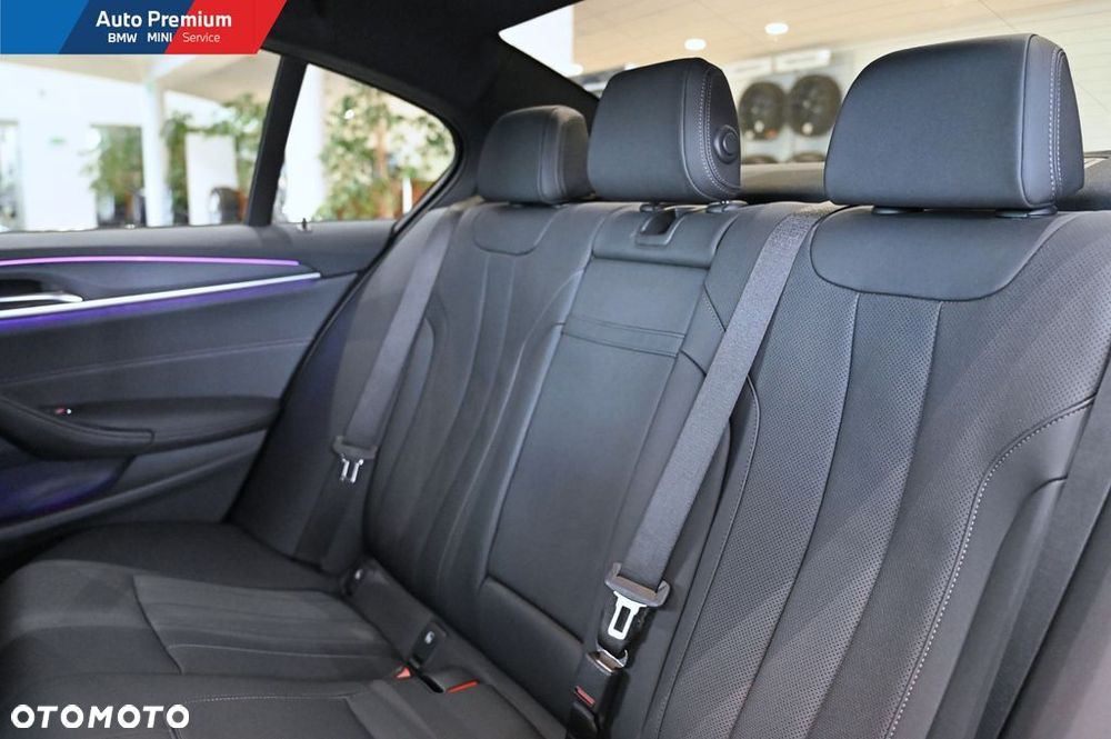BMW Seria 5 530d xDrive mHEV - 15