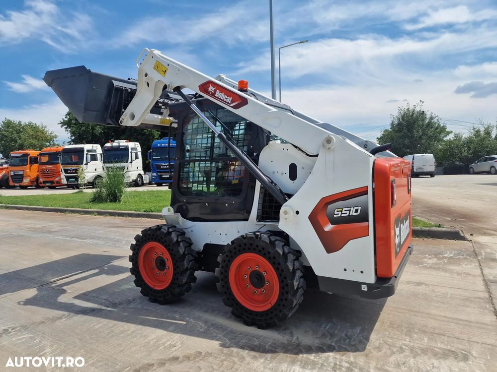 Bobcat S510, ANVELOPE PLINE, USA CABINA, AER CONDITIONAT, ridica 810kg, motor 55CP Kubota, Masa operatinalal 2,8t, L 3,4m x latime 1,75m x inaltime 1,95m, cupa 1mc, posibilitate leasing 41.900 EUR+Tva - 2
