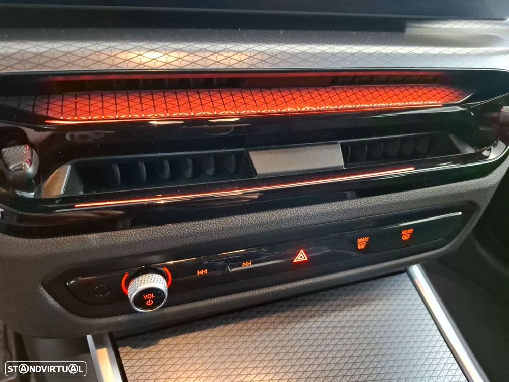 BMW 330 e Pack Desportivo M Auto — fotografia 19