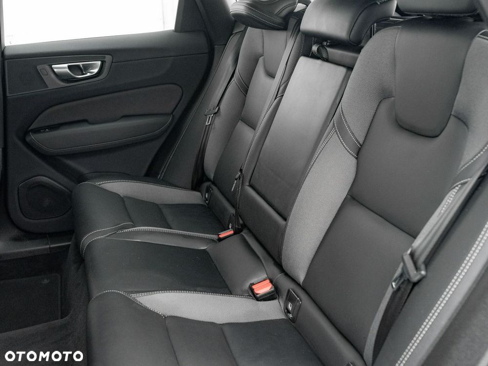 Volvo XC 60 B4 B Plus Dark - 27
