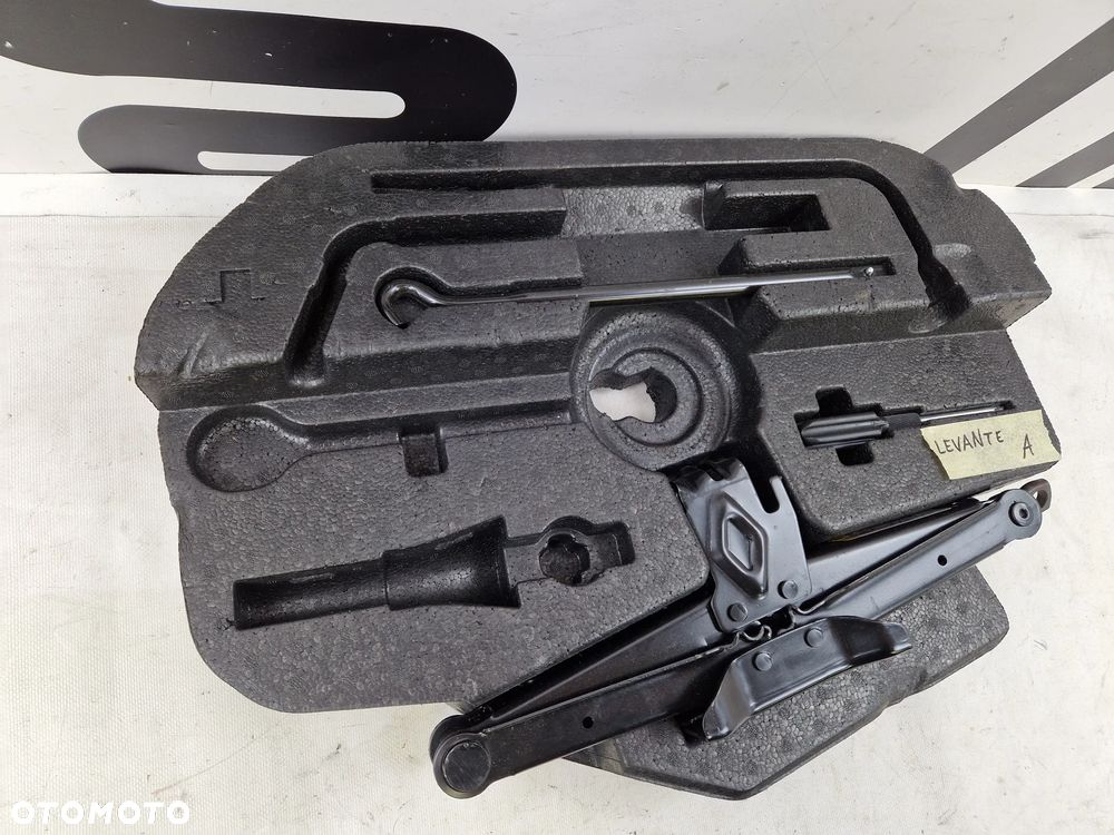 Lewarek styropian Maserati Levante - 3