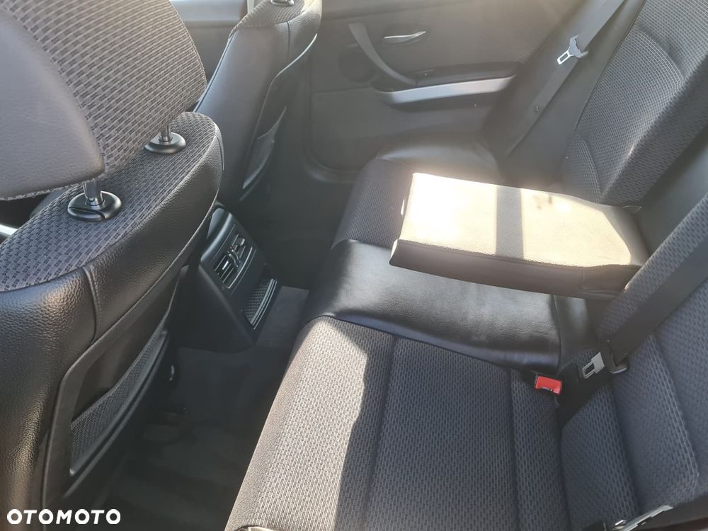 BMW Seria 3 318i Touring - 9