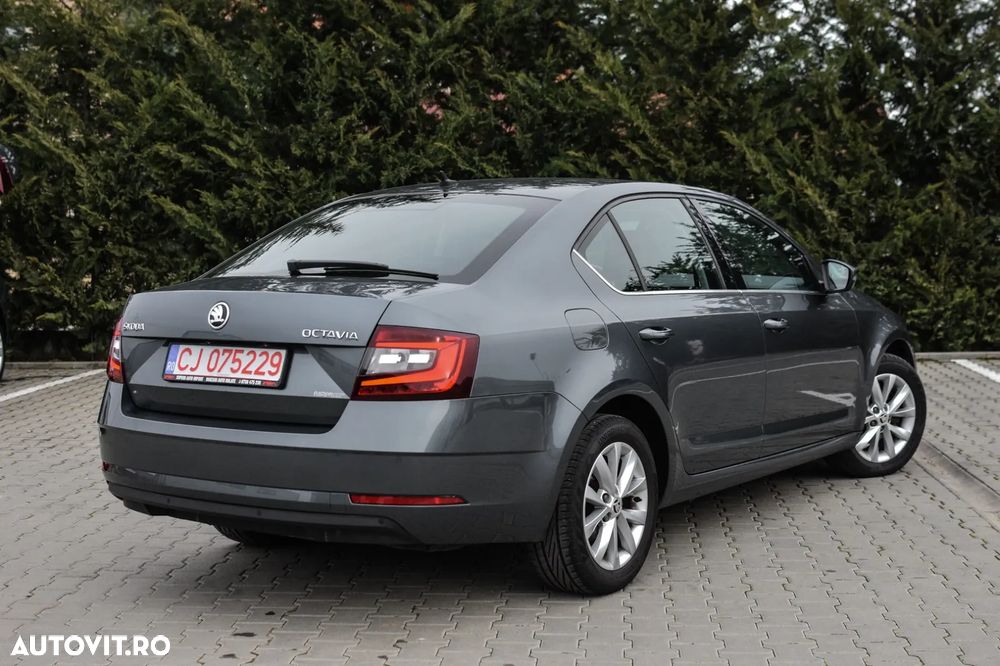 Skoda Octavia 1.6 TDI DSG Clever - 8