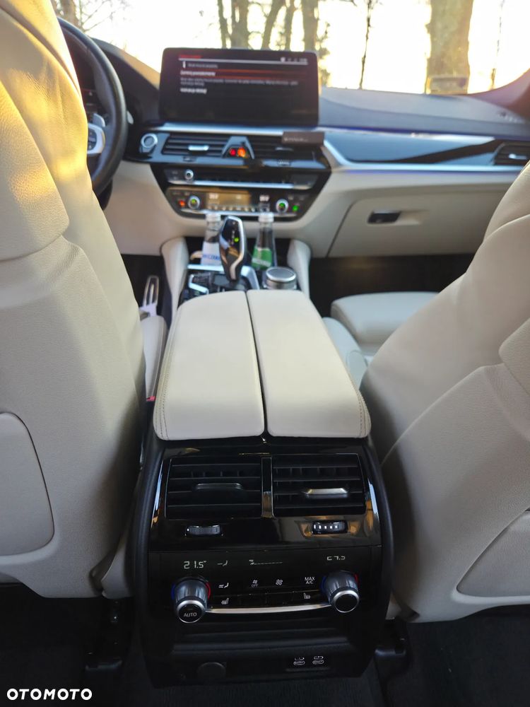 BMW Seria 5 M550i xDrive - 22