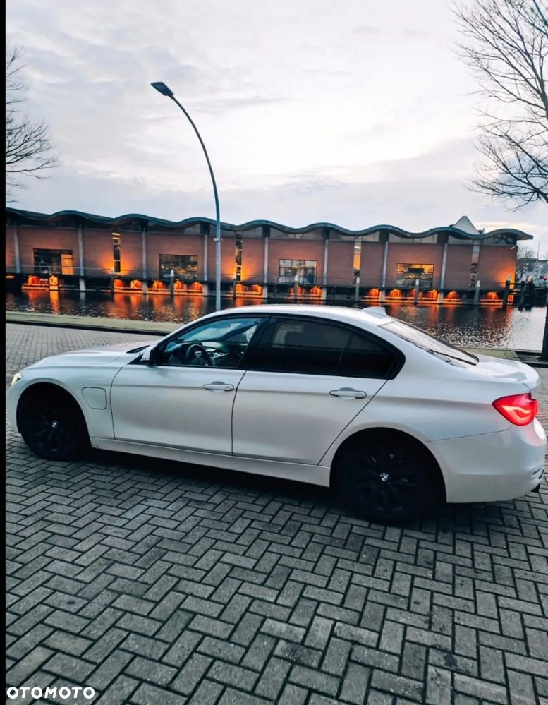 BMW Seria 3 330e iPerformance M Sport - 3