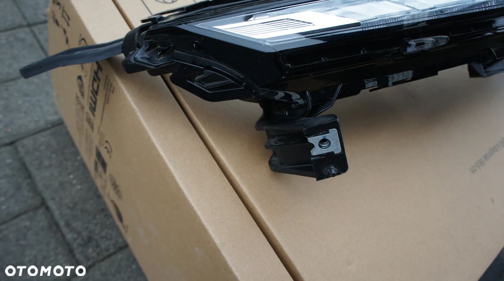 PRAWY LED ŚWIATŁO DRL KIERUNKOWSKAZ MITSUBISHI ECLIPSE CROSS LIFT - 2