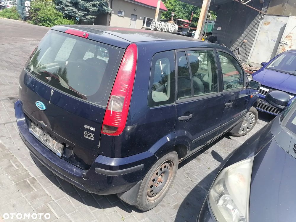 Ford Fusion I (02-05r.) 1.4 TDCI 68KM. Silnik  F6JA, F6JB 7S6Q-6006-AA RM77S6Q-6006-AA Skrzynia 2N1R 7002-PB 2N1R 7002-PD [Przeł. Głów. 3,37] B5/IB5 CIB5 lakier Deep Navy .Cały na części.GWARANCJA !!! Przód Tył Zestaw Komplet Drzwi Klapa Zderzak Błotnik Maska Grill Atrapa Szyba Pas Lampa Lusterko Boczki Fotel Kanapa Kokpit Deska Rozdzielcza Przełącznik Włącznik Sterownik Przewody Wiązka Instalacja Moduł Komputer Czujnik Listwa Pompa Alternator Wtryski Głowica Rozrusznik Kompresor Sprzęgło Dwumas Silnik Skrzynia ABS Klimatyzacji Paliwa Wspomagania Kolektor Turbina Przepustnica Zawór Chłodnica Koło Hak Belka Sanki Zawieszenie Mcpherson Półoś Amortyzator Wydech Tłumik Zacisk Most - 5