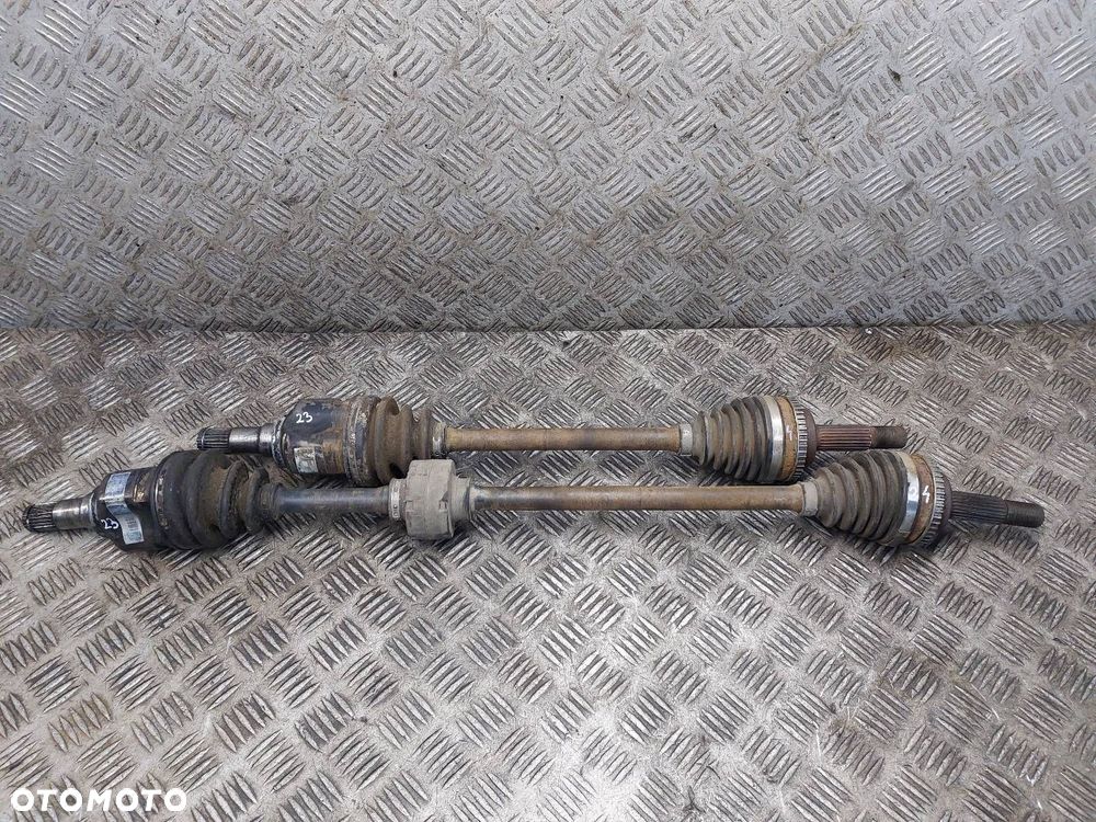 PÓŁOŚ LEWY PRZÓD + PRAWY PRZÓD 5B TOYOTA YARIS I 1.3 16V - 1