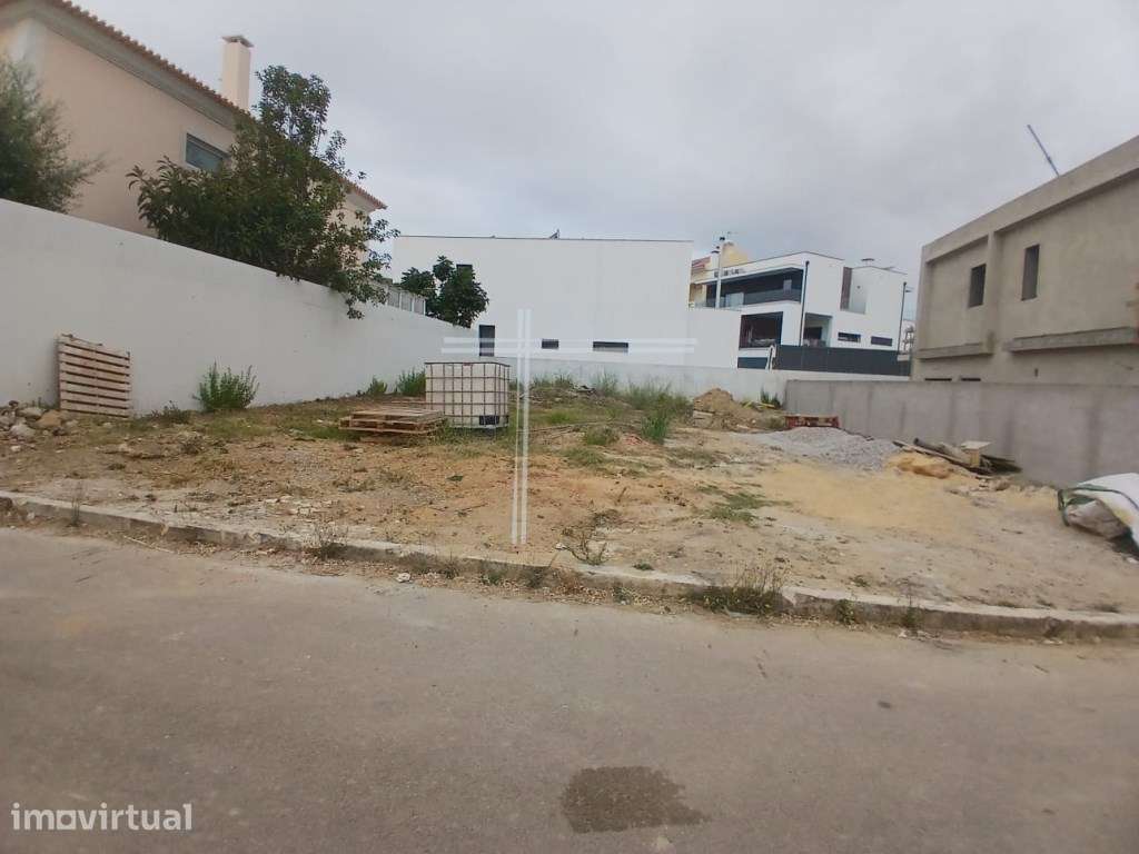 Terreno de 300m2 com projeto aprovado para moradia de 3 pisos - Bot... - Grande imagem: 2/17