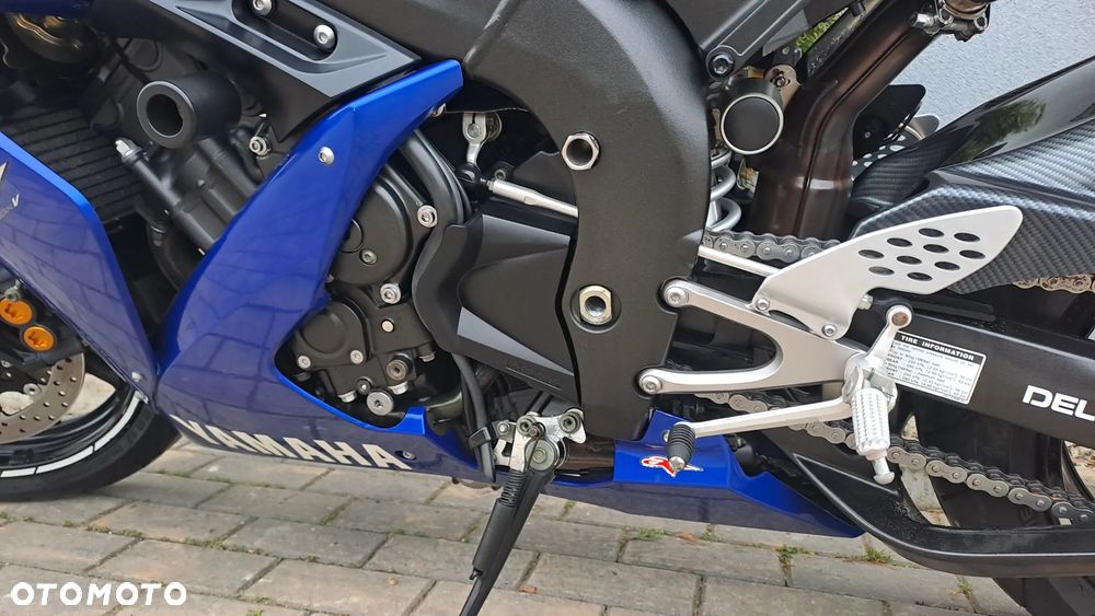 Yamaha R1 - 40