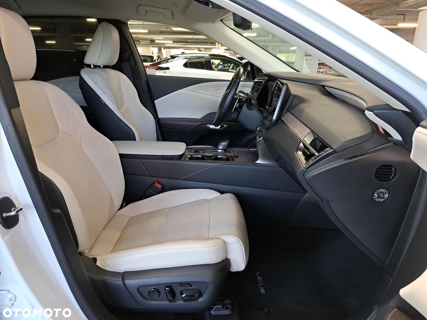 Lexus RX 450h+ Omotenashi - 14