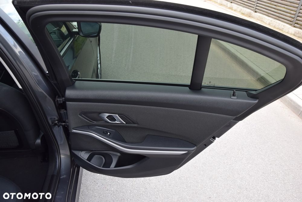 BMW Seria 3 318d Edition M Sport Shadow - 29