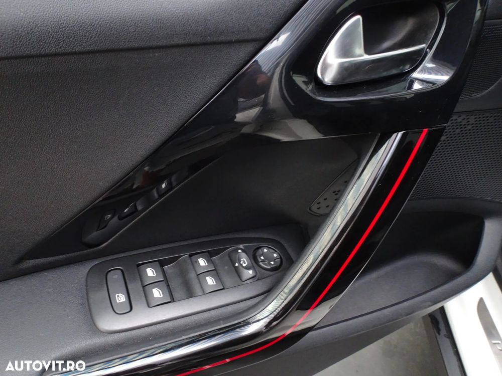 Peugeot 2008 1.2 L PureTech STT GT Line - 21