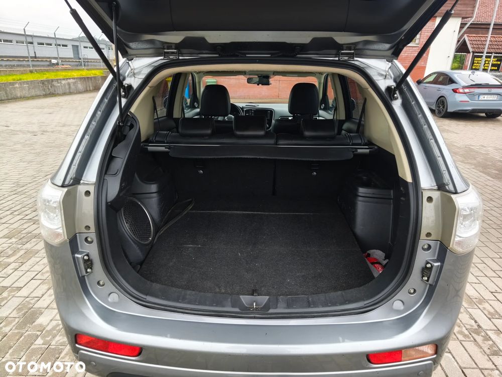 Mitsubishi Outlander Instyle NAVI + - 15