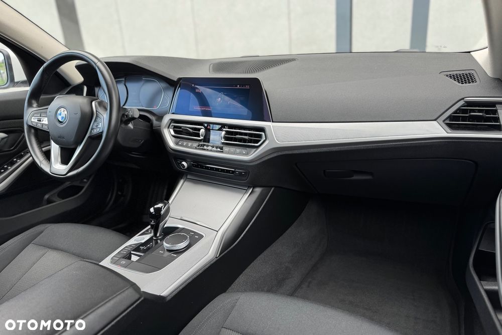 BMW Seria 3 318d mHEV - 35