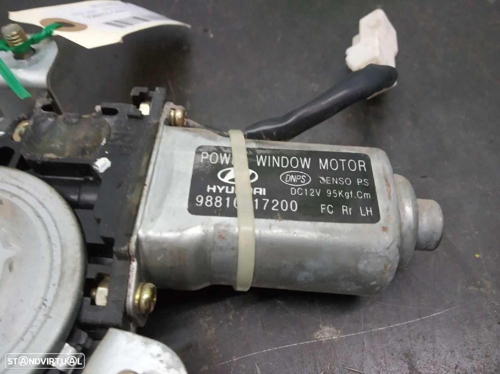 ELEVADOR DE VIDRO TRASEIRO ESQUERDO HYUNDAI MATRIX 2002 -9881017200 - 2