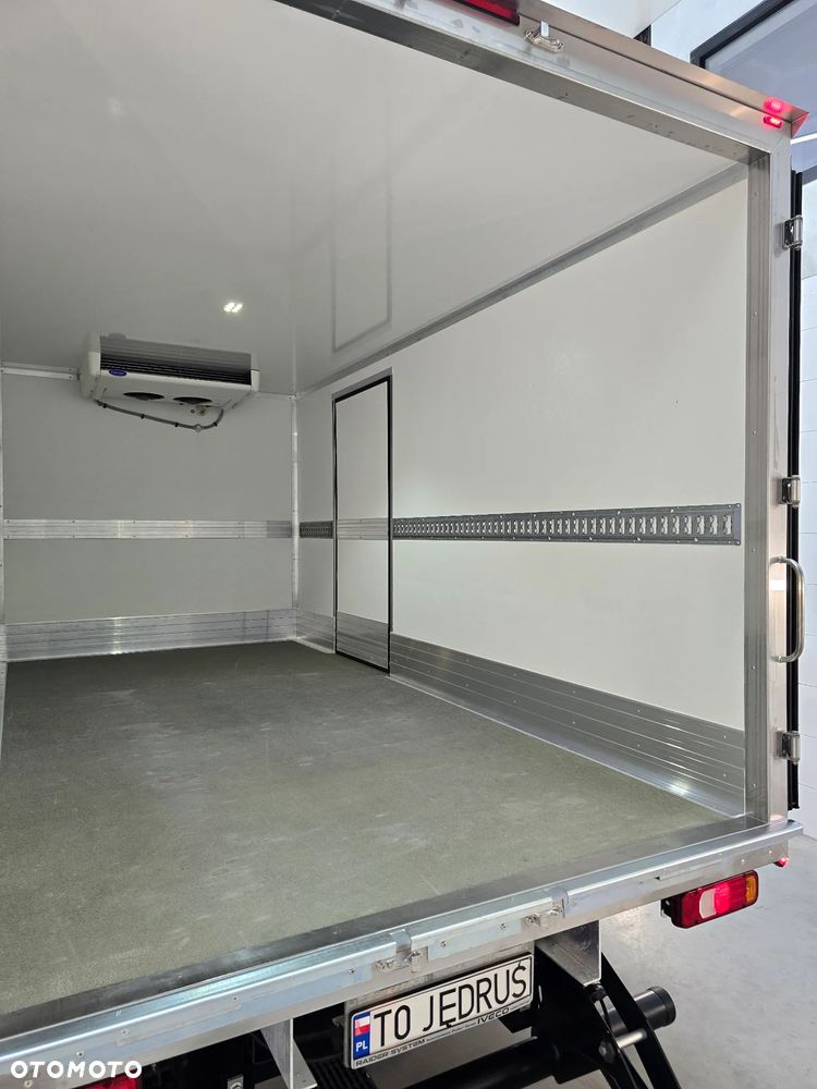 Iveco DAILY 50C18 MROŻNIA 8-PALETOWY + WINDA.1Tona AGREGAT Carrier -20*C +20*C 183Tyś km SERWIS DO OSTATNIEGO Km ASO IVECO SALON PL BOGATA OPCJA WYPOSAZENIA LED NAVI AKTYWNY TEMPOMAT FOTEL KIEROWCY PNEŁMATYCZNY - 19