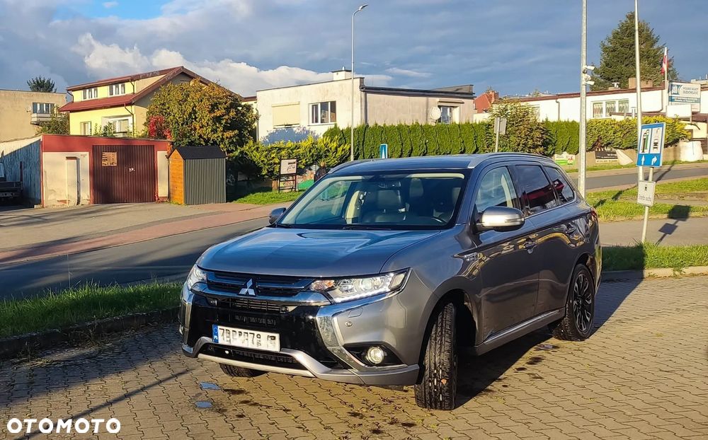 Mitsubishi Outlander Instyle NAVI + - 28