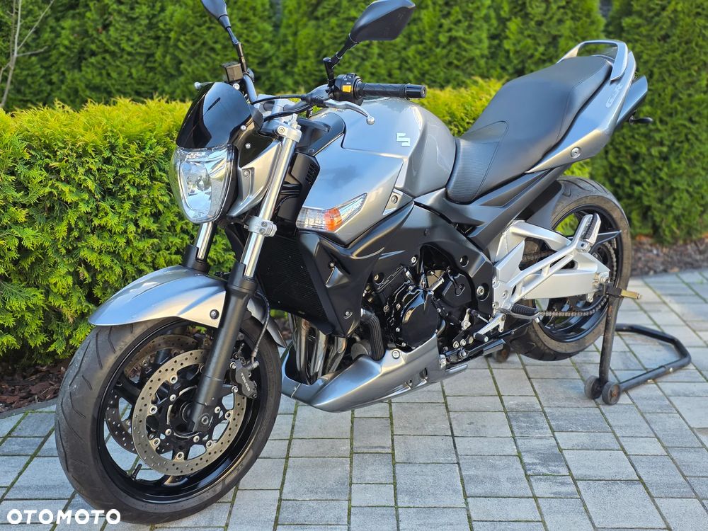 Suzuki GSR - 19