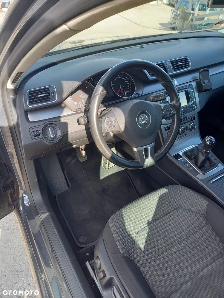 Volkswagen Passat 1.6 TDI Comfortline - 12