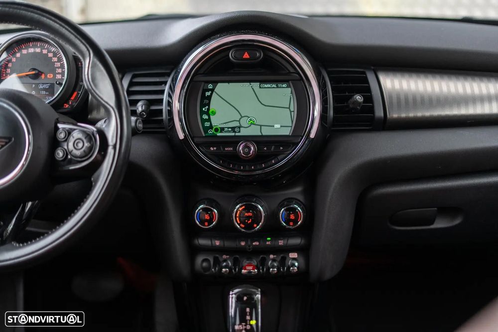 MINI 5 Portas Cooper D Auto - 18