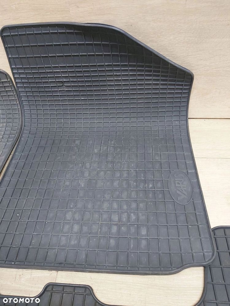 Toyota Yaris II 06-11r wycieraczka gumowa ORYGINAŁ dywanik gumowy Komplet - 2