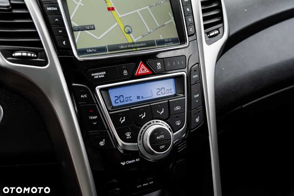 Hyundai i30 blue Kombi 1.6 GDi YES Silver - 35