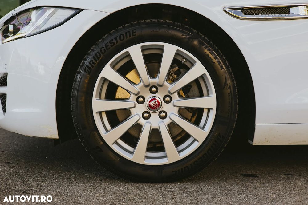Jaguar XE 2.0 Pure - 6