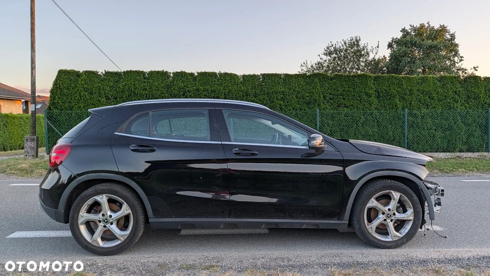 Mercedes-Benz GLA 180 7G-DCT Activity Edition - 3
