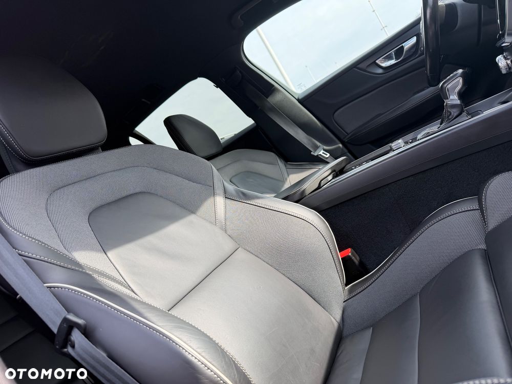 Volvo V60 D3 R-Design - 29