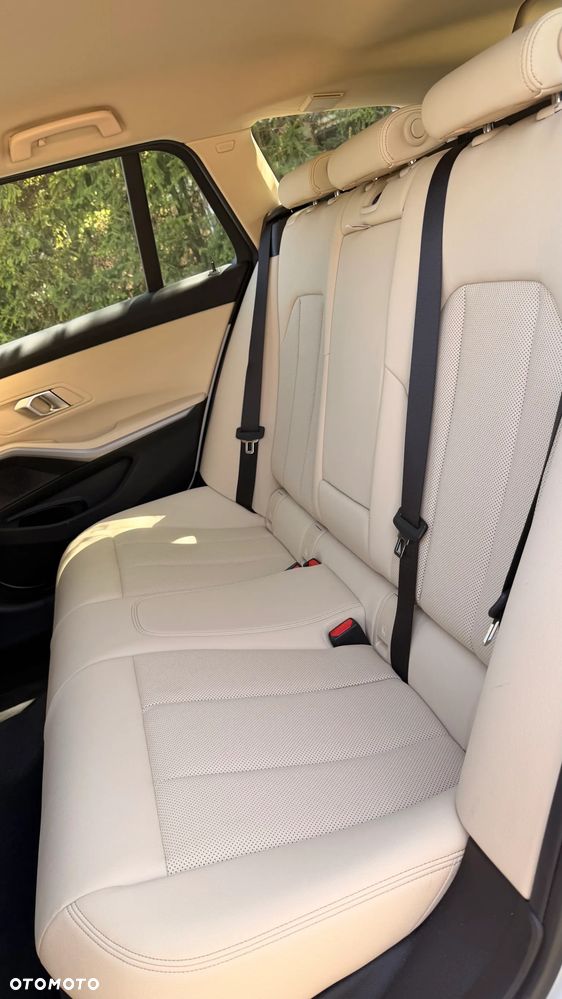 BMW Seria 3 330i xDrive - 18