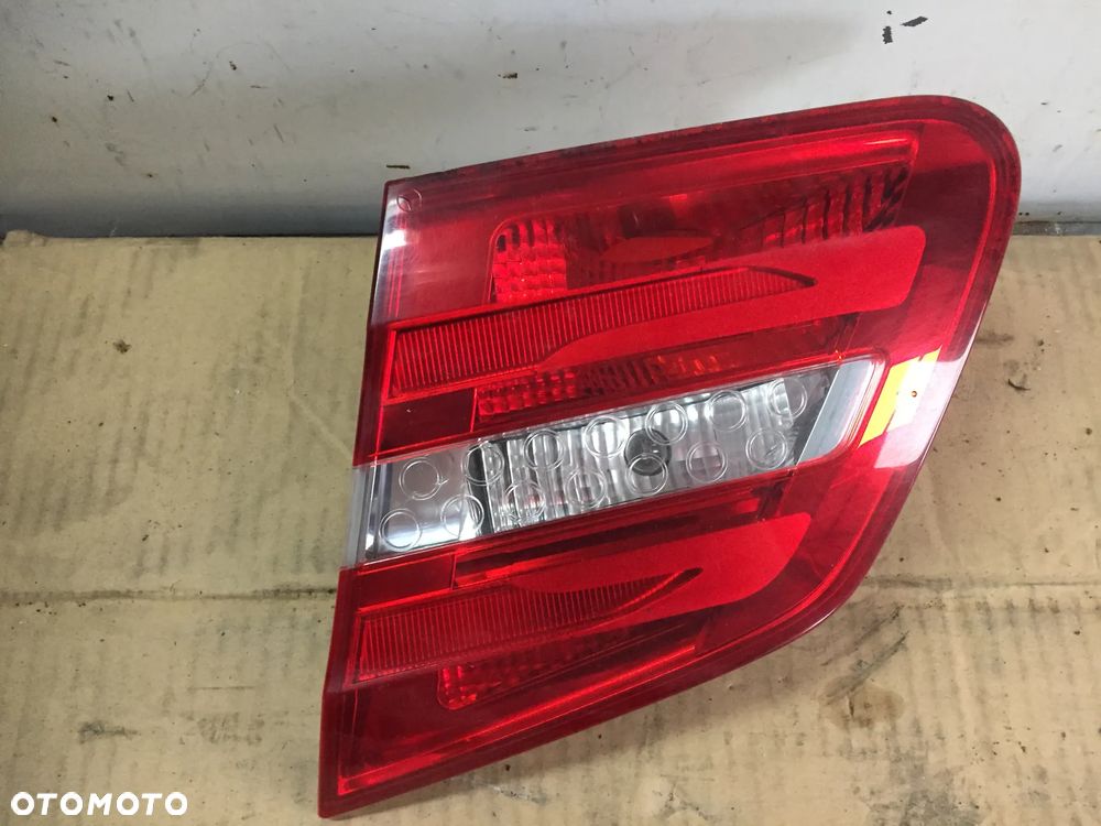 MERCEDES B KLASA W246 13R LAMPA PRAWA TYŁ W KLAPĘ A2469066400